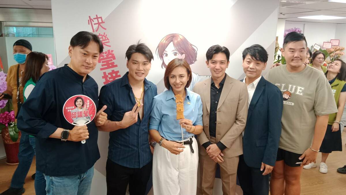 邱議瑩(左三)與年輕支持者合影。   圖：孫家銘攝