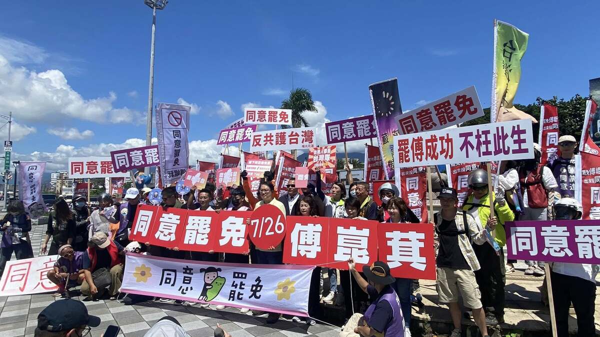  「花蓮新世代青年聯盟 曙光計劃」發起「裁傅自由聯軍會師暨市集活動」6月28日在「石來運轉」廣場短講演出，籲大家票投同意罷免傅崐萁。 圖：取自「花蓮新世代青年聯盟 曙光計劃」臉書 