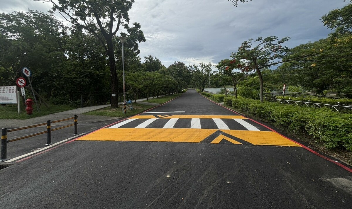 風景區內道路減速墊改為「AC型減速平台」，透過鮮明的黃色塗層搭配箭頭指向。    圖：高雄市工務局/提供