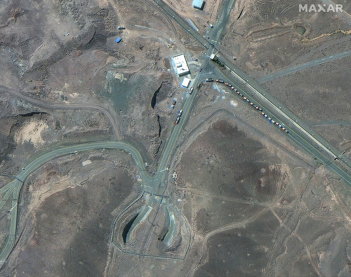 美國商業衛星公司 MAXAR 公布多張空襲後衛星圖像，顯示伊斯法罕核子研究設施附近多棟建築被完全摧毀，疑為 30 枚戰斧飛彈造成。另據該公司先前拍攝的照片，顯示在襲擊前的6月 19 至 20 日，福爾多核設施入口附近聚集多達 16 輛重型卡車，疑似緊急運送機密設施與器材。 圖:翻攝自X帳號@John_Pollock22