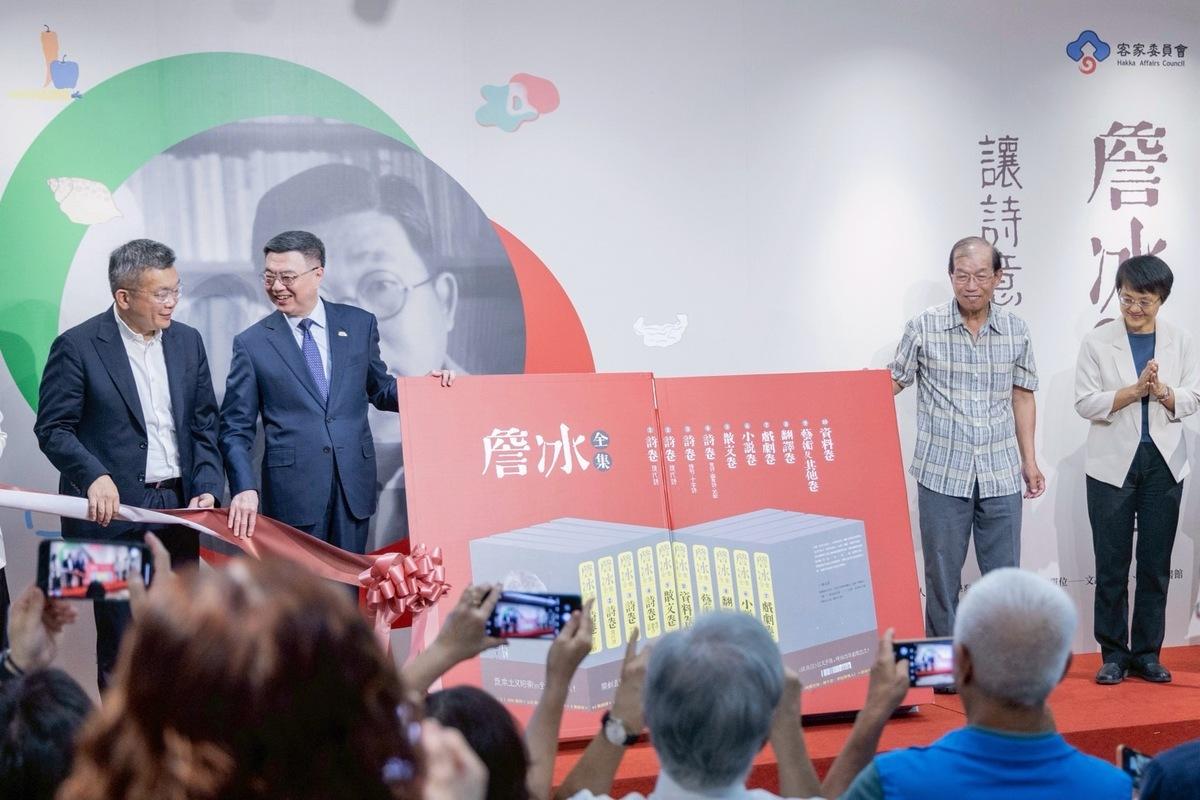 行政院長卓榮泰感謝詹冰的家屬慷慨奉獻珍藏的文學作品,不僅成為全民學習的榜樣,更變成國家的力量,讓國人感受到真善美與愛的光輝不斷發揚光大。 圖:行政院提供