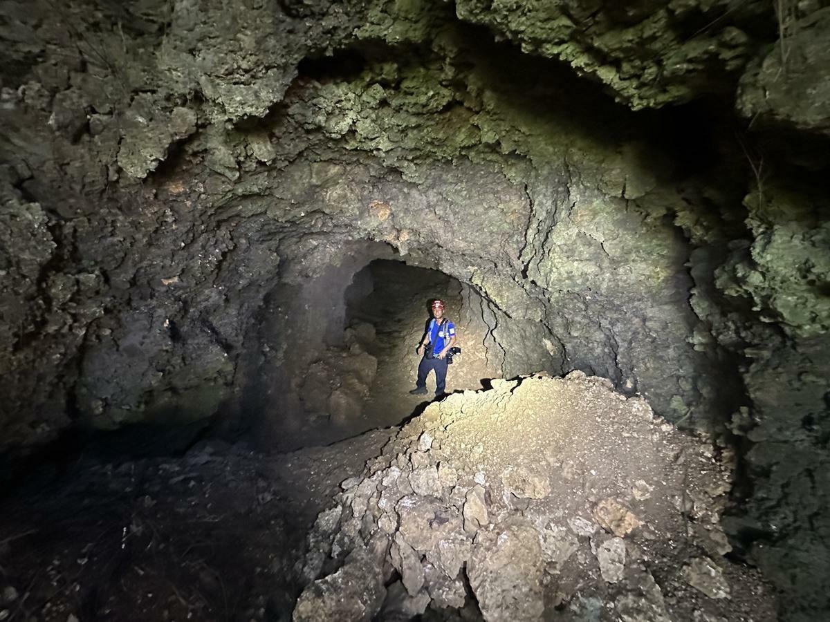 宋德威探勘船艇洞窟時，直覺山體上方可能隱藏防空設施，攀爬25公尺高的峭壁後，發現一處隱蔽洞窟。   圖：宋德威/提供