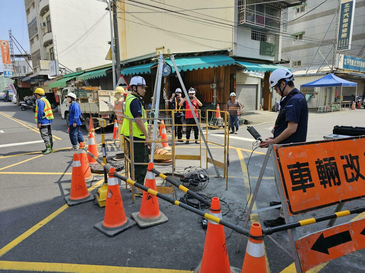 現場查看下水道內部狀況。   圖：內政部國土署提供