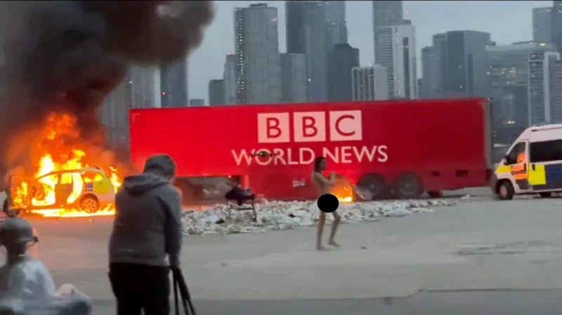  Jhaj 曾拍攝影片，在一台假《BBC News》新聞車前裸體，還焚燒了車子。 圖：翻攝自 X 