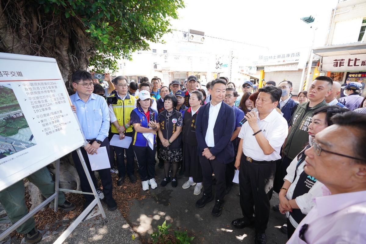 立法院交通委員會赴花蓮考察,交通部、花蓮縣政府及多名花蓮縣議員也到場。 圖:傅崐萁辦公室/提供