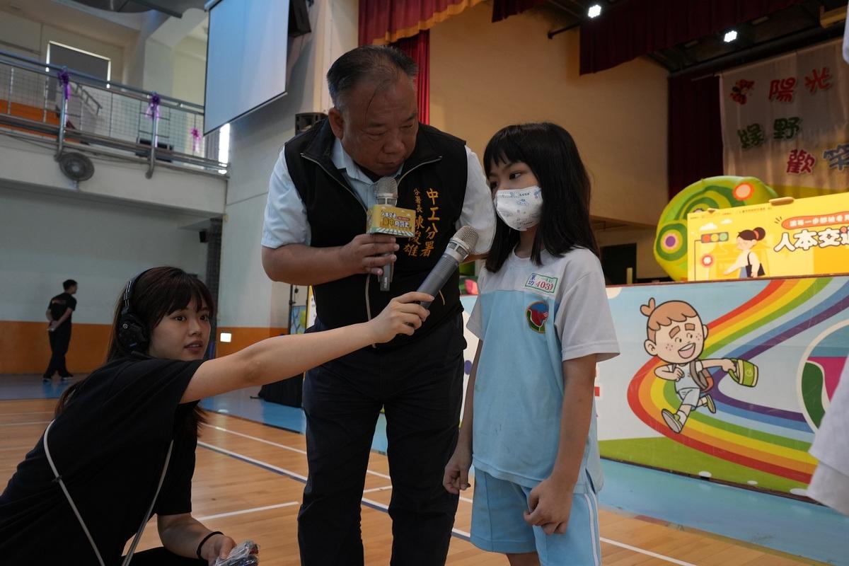 內政部國土管理署都市基礎工程分署長陳俊雄與現場小學生互動。   圖：台中市政府/提供