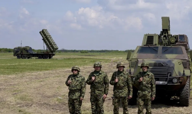  塞爾維亞軍隊與導彈發射車。 圖 : 翻攝自軍哥漫談 