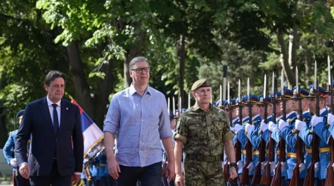  塞爾維亞總統武契奇(中)校閱部隊。 圖 : 翻攝自軍哥漫談 