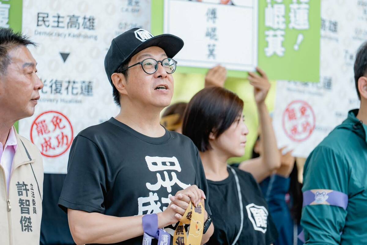 罷韓四君子之首尹立(左二)再次挺身而出,要將民主經驗帶到花蓮。 圖:取自Wecare高雄臉書