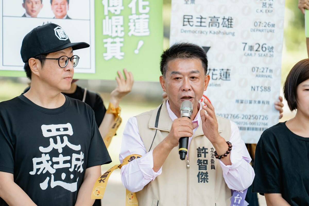 許智傑(中)以行動力挺罷免志工光復花蓮。 圖:取自Wecare高雄臉書