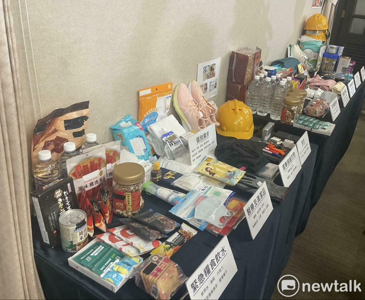 內政部準備緊急避難包內容物。 圖:高逸帆/攝