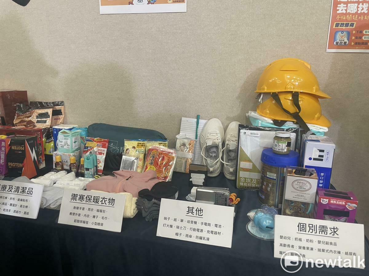 內政部準備緊急避難包內容物。 圖:高逸帆/攝