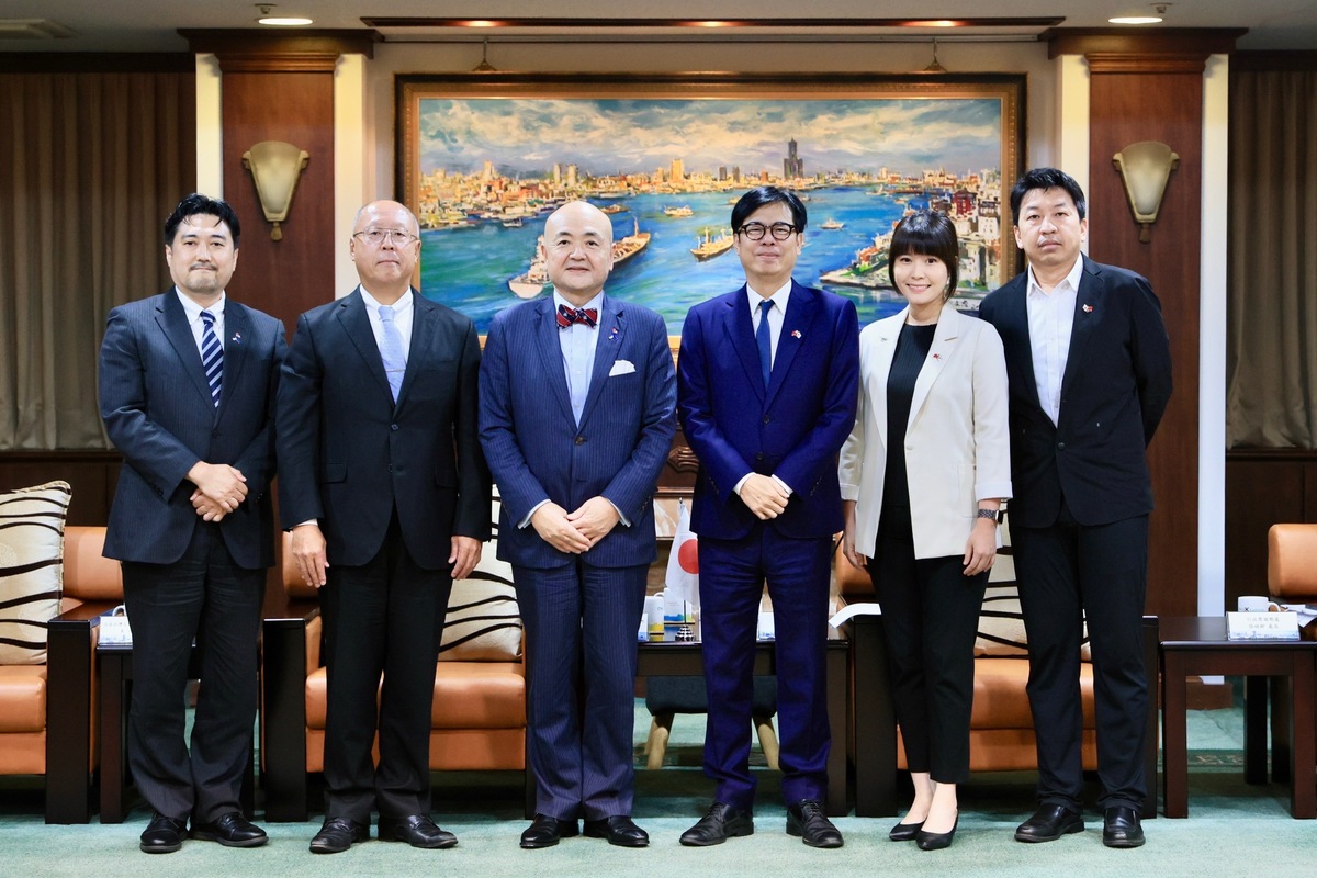 片山和之(左三)、奧正史(左二)拜會陳其邁(右三)。   圖：高雄市行國處/提供