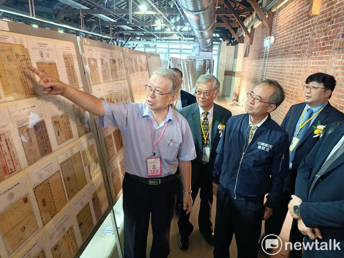 解說員說明戒嚴時期的郵檢戳。   圖：唐復年/攝