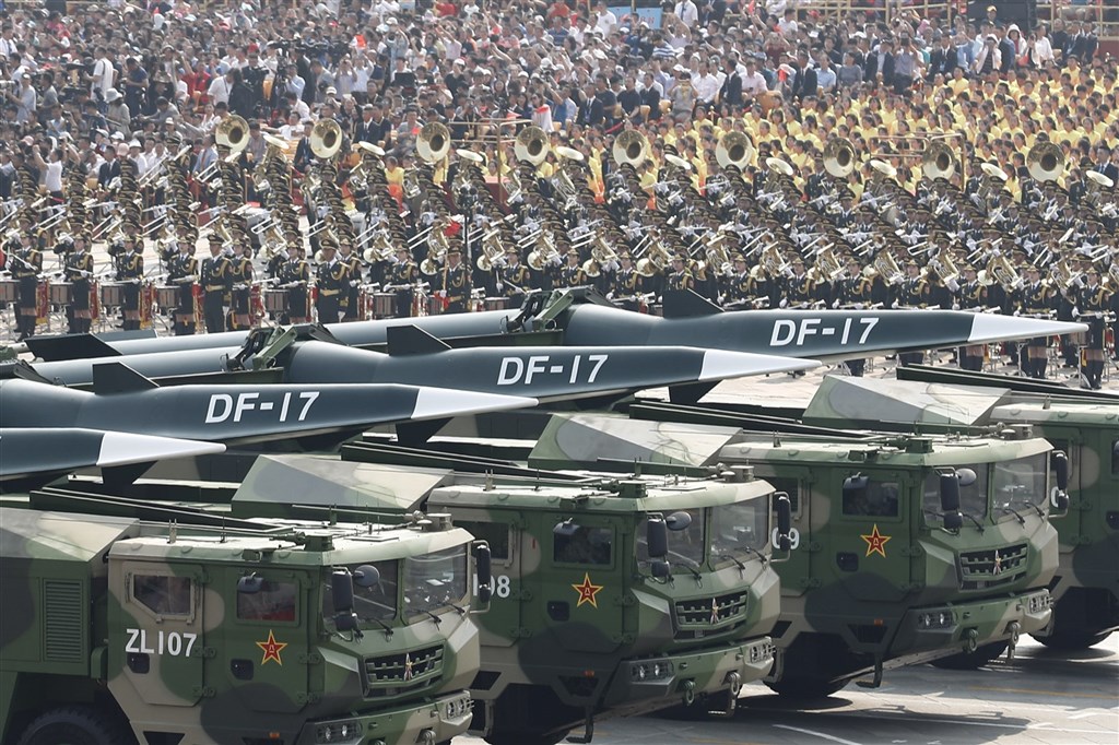  圖為2019年中共慶祝70週年，東風-17彈道飛彈在閱兵中亮相。 圖：翻攝中新社 