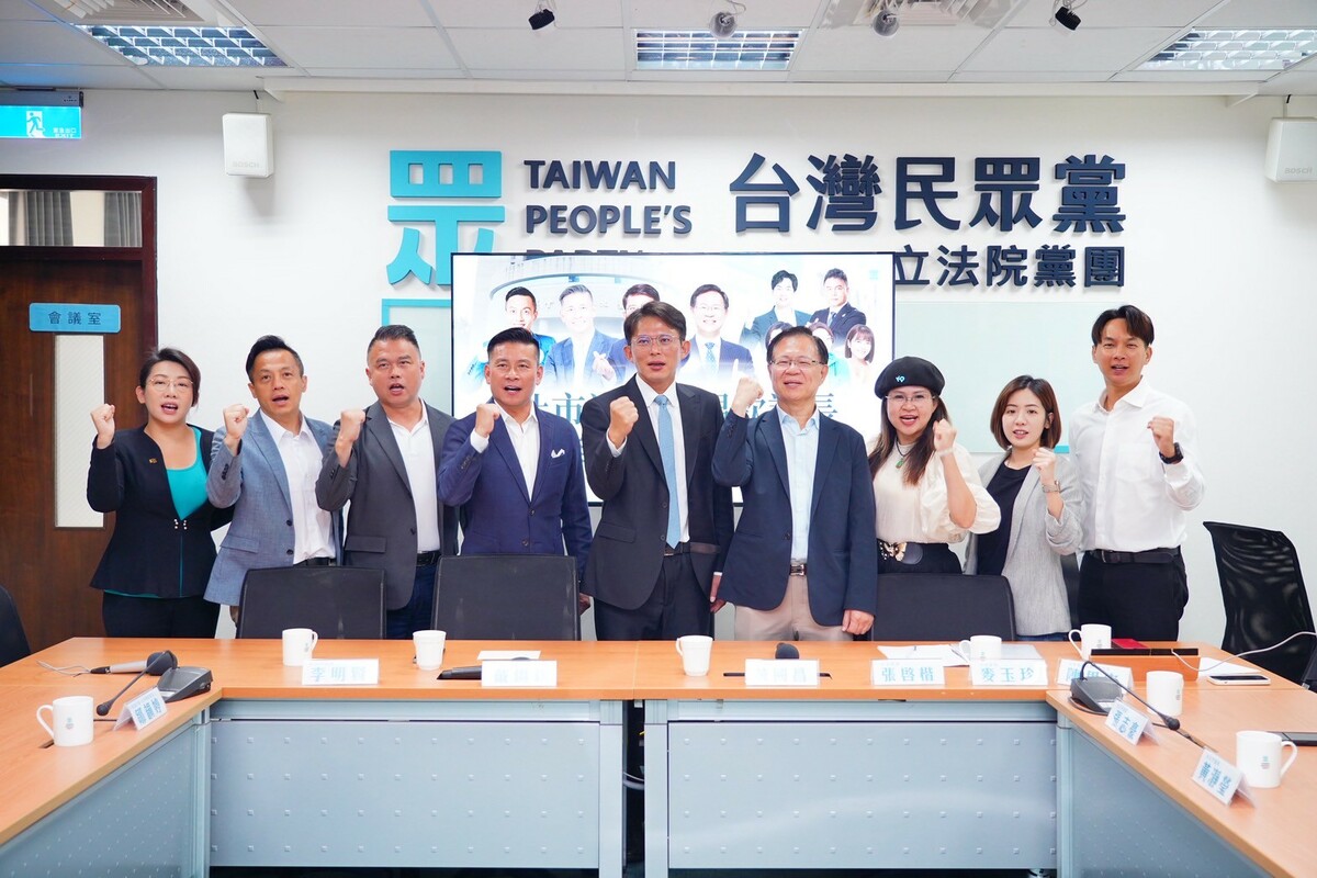 台北市議會議長戴錫欽今率隊拜會民眾黨主席兼黨團總召黃國昌與多位黨籍立委、黨籍議員。   圖：民眾黨 / 提供