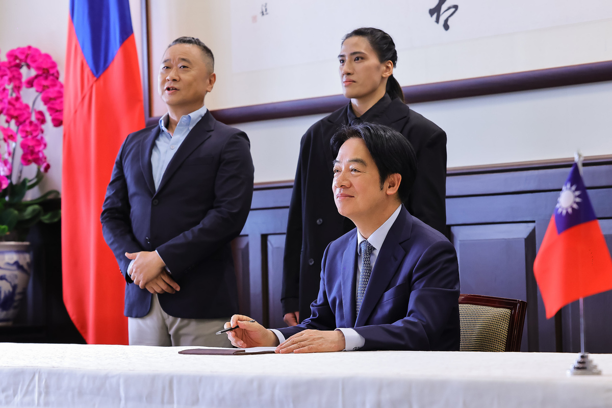  賴清德、陳念琴、邰智源一起拍攝宣傳影片。 圖：文總提供 