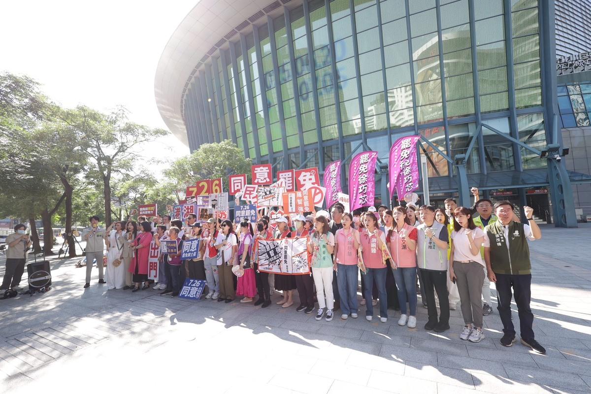  民進黨立委與罷團集結會師衝刺罷免。 圖：反共護台志工聯盟提供 