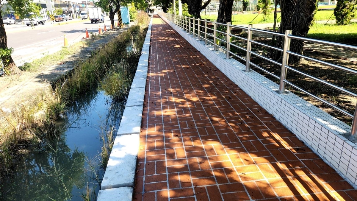 東明國中沿著校園周邊增設人行道，為學童提供平穩安全的通行路徑。   圖：國土署提供