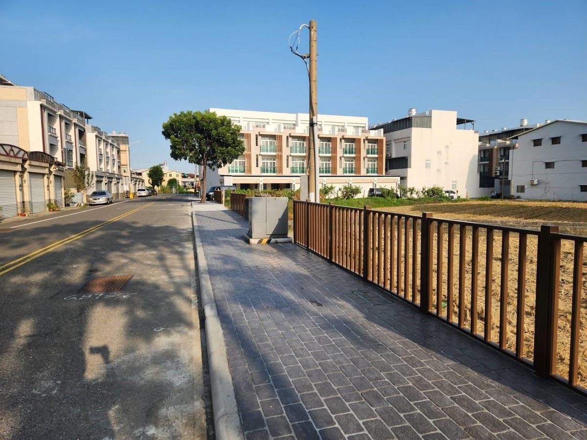 僑真國小校園周邊增設人行道，落實人車分流，確保學童上下學安全。   圖：國土署提供