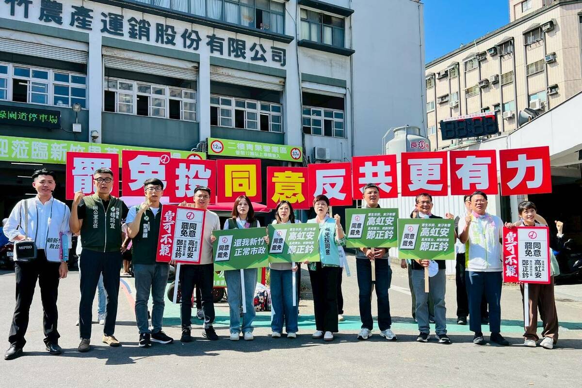 民進黨新竹市議會黨團與罷團發言人林志潔今(27)早前往新竹果菜市場,號召市民「兩票都同意」,下架市長高虹安及立委鄭正鈐,讓「新竹市政重開機」! 圖:林志潔提供