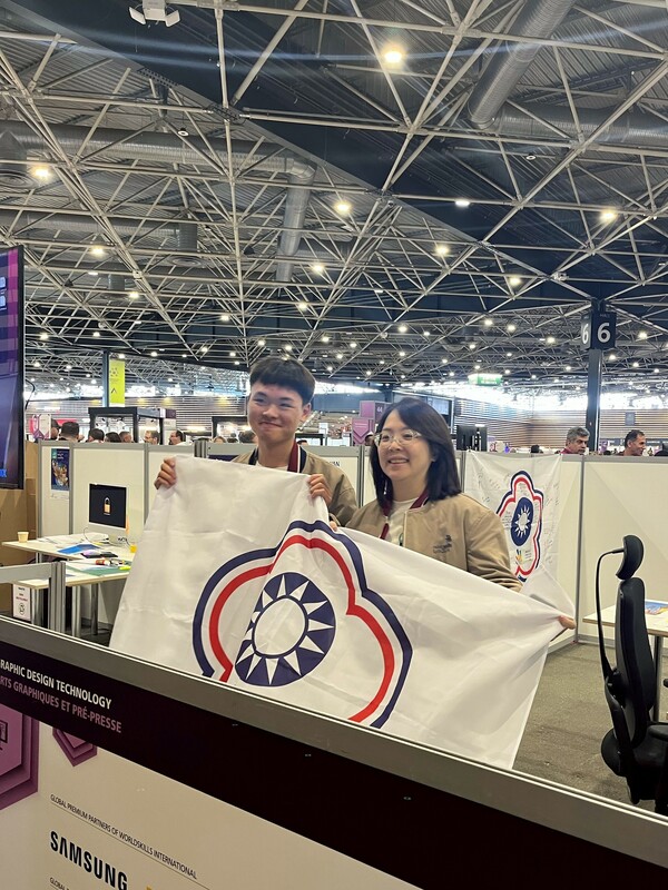 來自越南籍新住民家庭的廖建凱同學，目前正在準備教育部藝術與設計菁英海外培訓計畫。圖為廖建凱參加「第47屆國際技能競賽」賽後與裁判長合照。   圖：移民署提供