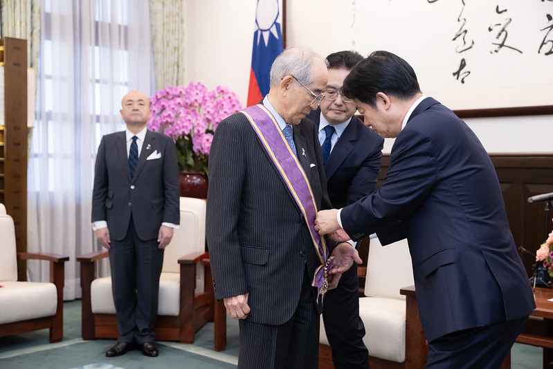  賴清德替大橋光夫戴上「大綬景星勳章」。 圖：總統府提供 