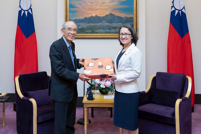  蕭美琴與大橋光夫 圖：總統府提供 