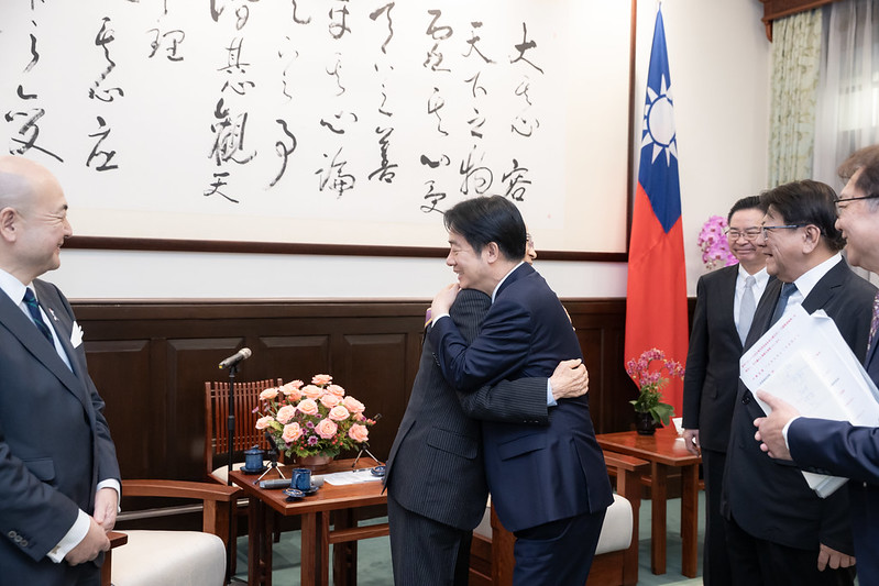  賴清德與大橋光夫熱情擁抱。 圖：總統府提供 