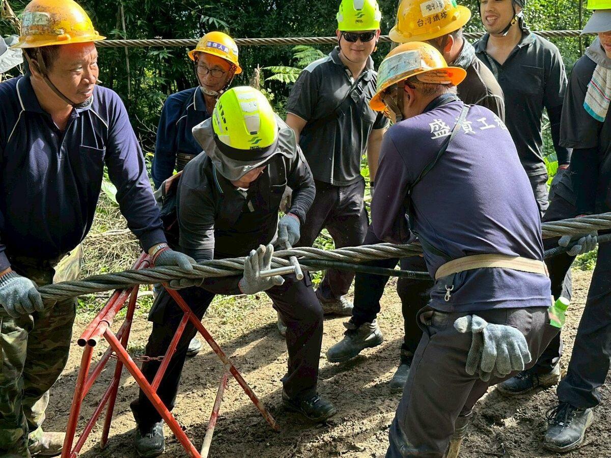 貓空纜車纜索編接作業。   圖：台北大眾捷運公司／提供