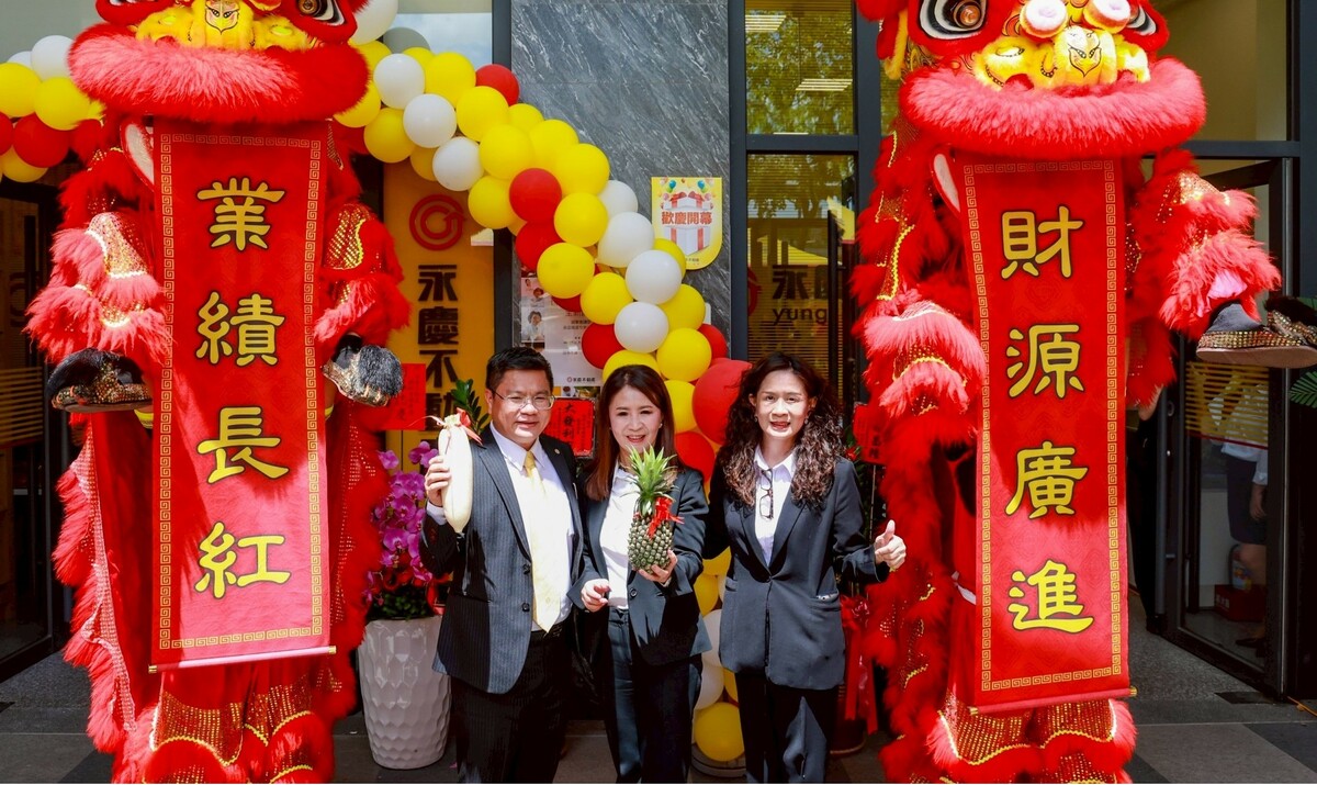 店長溫佩秦(中)攜手店東柯博仁(左)、鄔綺琳(右)為客戶打造最專業的房產環境。   圖：永慶不動產橋科青埔捷運加盟店/提供