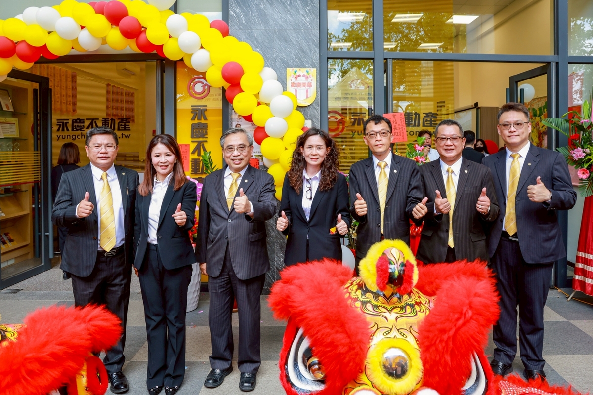 永慶房產集團加盟事業處到場見證橋科青埔捷運加盟店開幕。   圖：永慶不動產橋科青埔捷運加盟店/提供