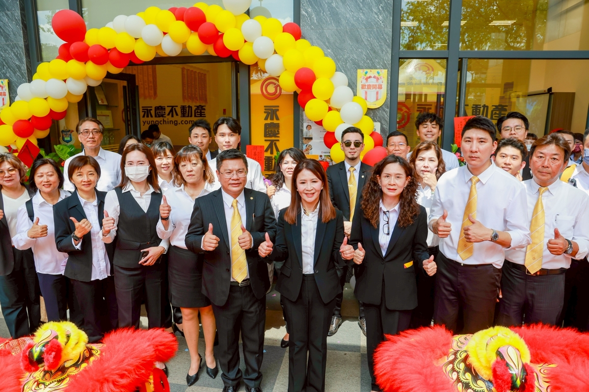 永慶不動產橋科青埔捷運加盟店團隊，宣示秉持「先誠實、再成交」的理念，協助客戶完成安全、安心的交易。   圖：永慶不動產橋科青埔捷運加盟店/提供