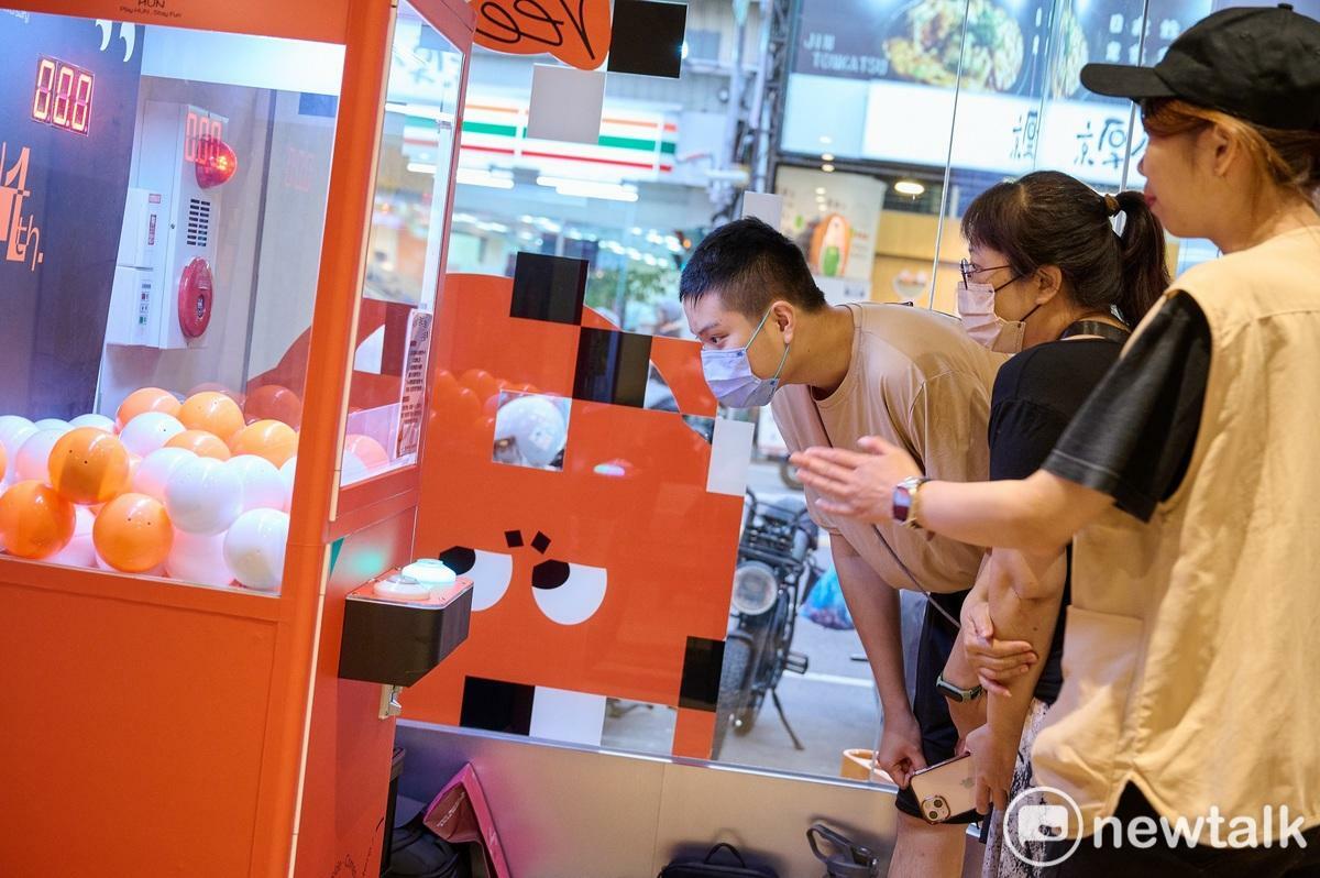 HUN混高工店內的扭蛋機。 圖:唐復年/攝