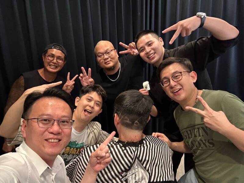 行政院中部聯合服務中心執行長莊競程（左起）、「中四廢翔」發起人杜承哲醫師、「中二解顏」發言人林宣宏等人見證陳柏惟後腦勺剃上「726」時刻。   圖：陳柏惟團隊提供
