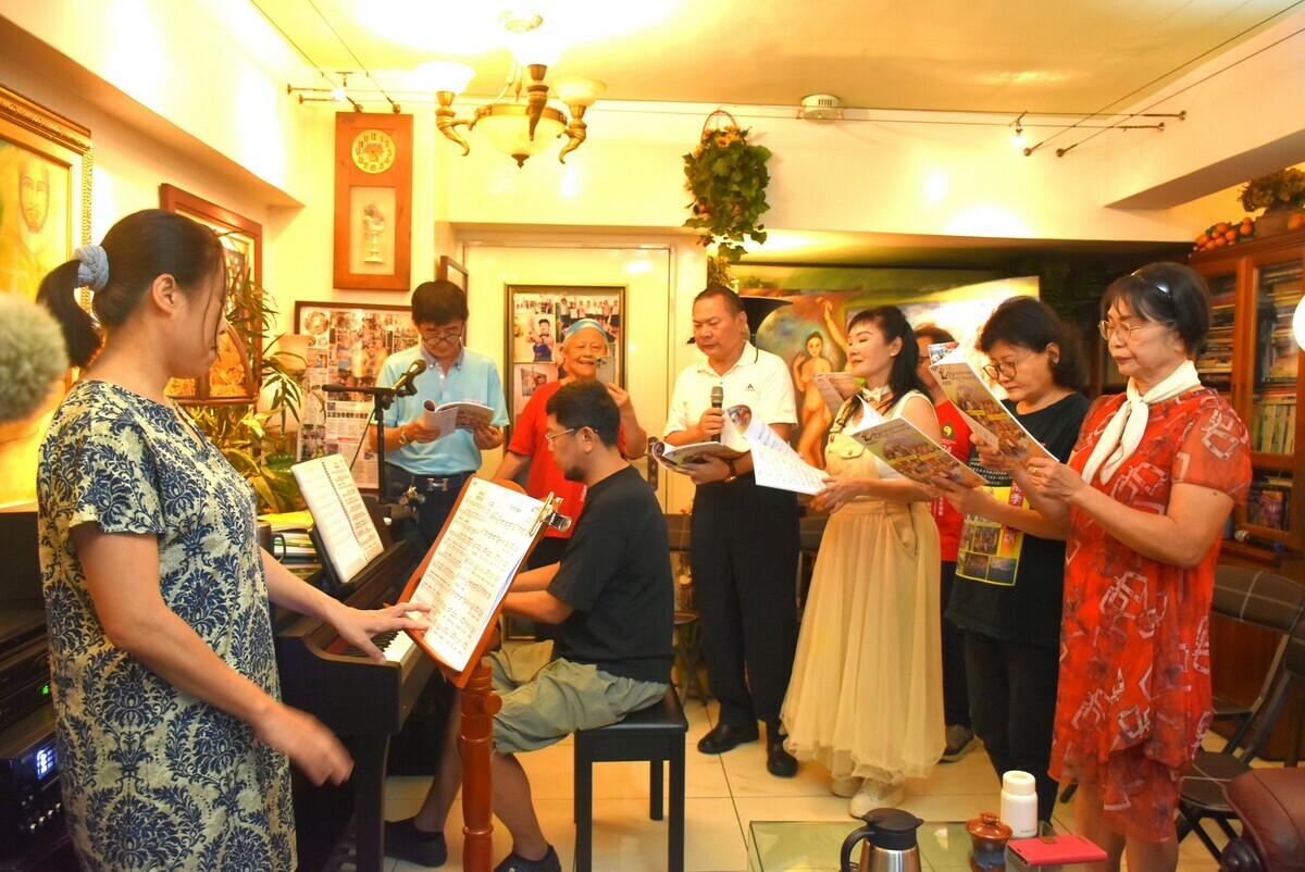 高雄市科學美育協會成員練唱自己創作的歌曲。   圖：孫家銘攝