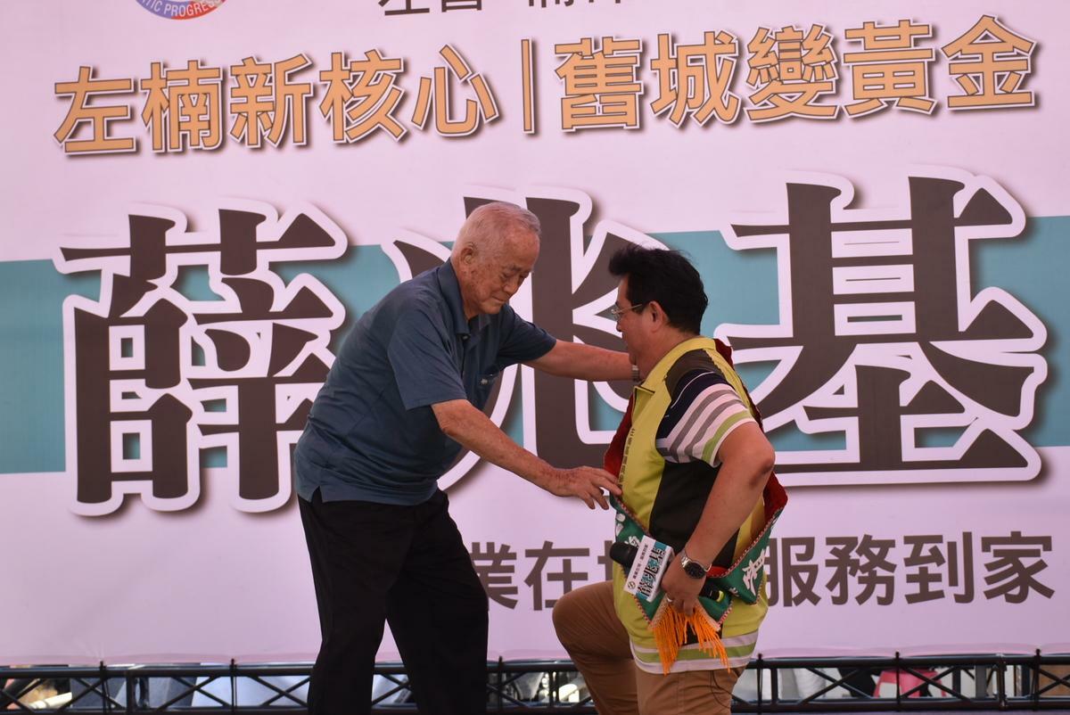 薛兆基(右)由父親親手披上綠色的參選人彩帶。   圖：孫家銘攝