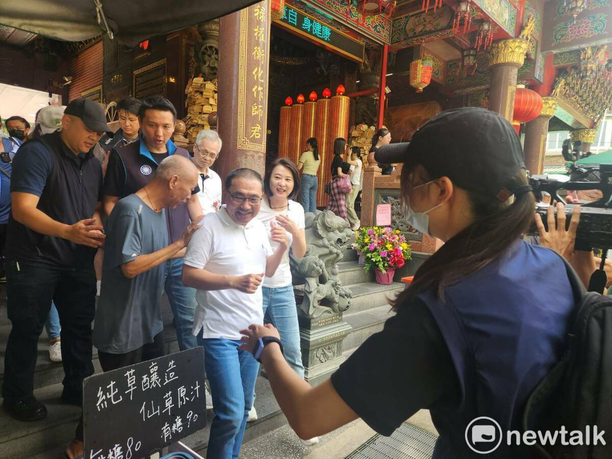 新北市長侯友宜陪同國民黨立委王鴻薇掃街，宣傳反罷免。   圖：黃建豪/攝