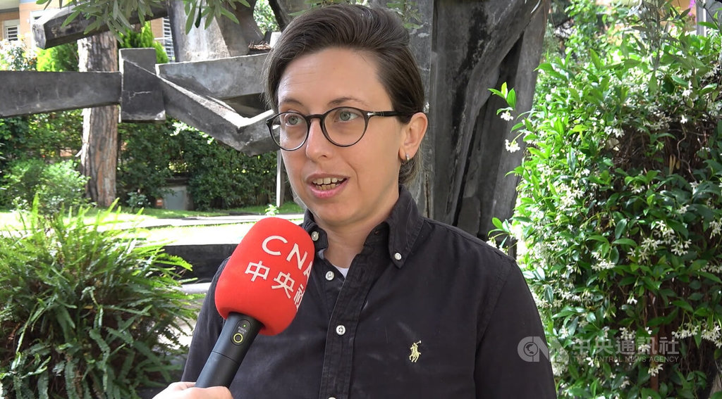  義大利頁報資深記者龐皮利（Giulia Pompili）接受中央社訪問，談到義大利退出一帶一路的經過與影響。 圖：中央社 