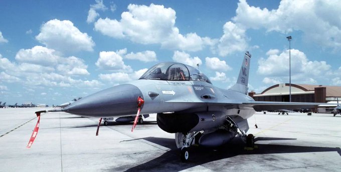  一架執行攔截任務的烏克蘭 F‑16 戰機在返航時墜毀，機師殉職。 圖：翻攝自 X 