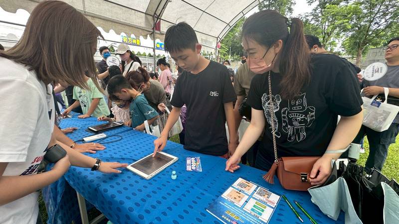 家長陪著孩子一起闖各種數學關卡。   圖：孫家銘翻攝