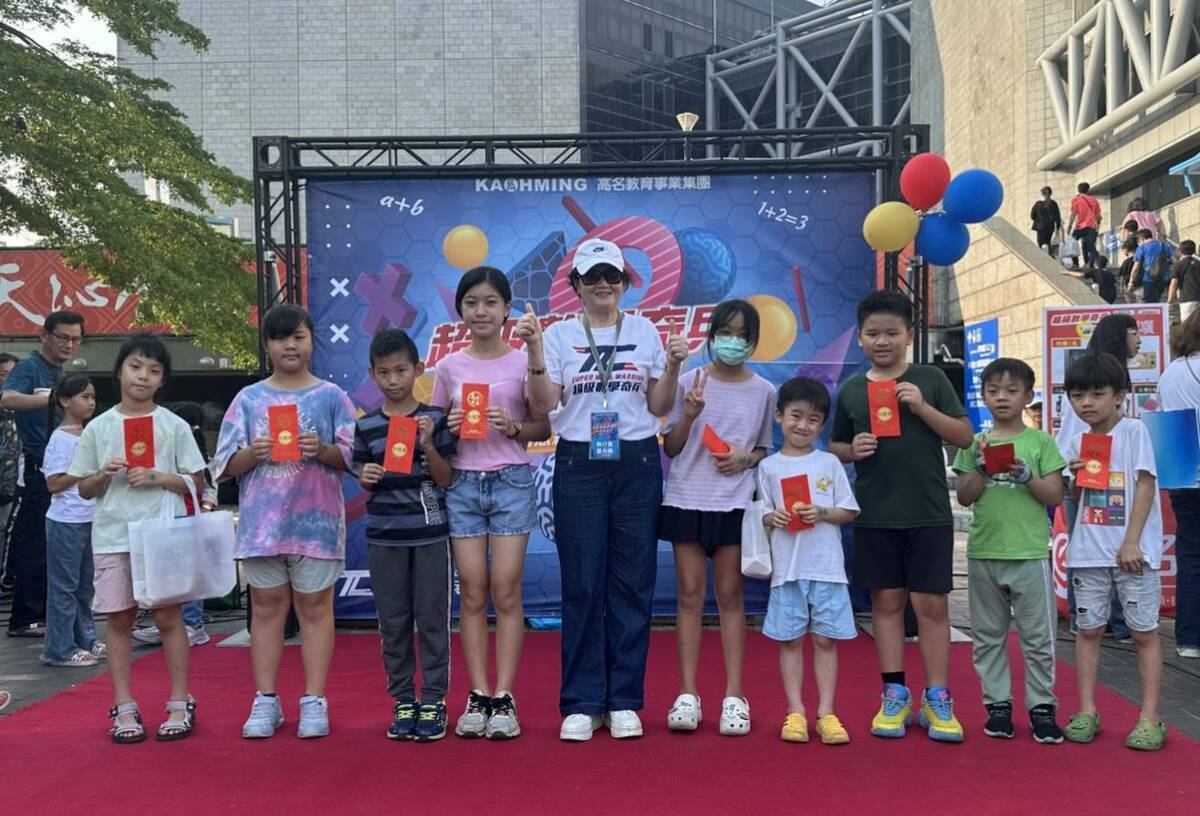 曾月娥(左五)頒發加碼獎。   圖：孫家銘翻攝