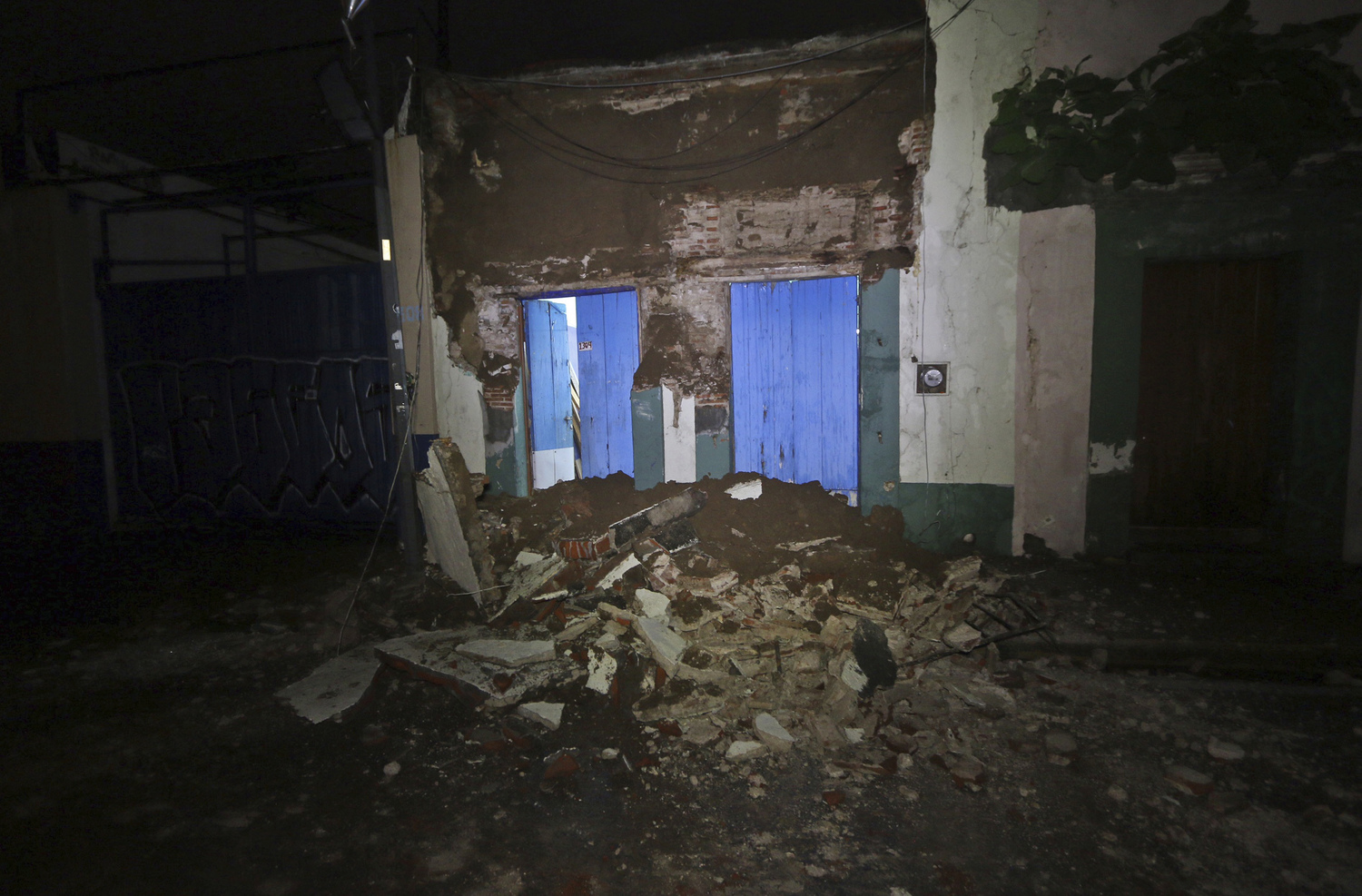 墨西哥地震造成民房牆壁倒塌。   圖 : 達志影像/ 美聯社