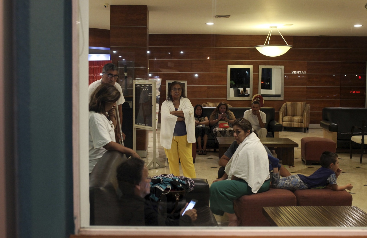 墨西哥地震後，一家旅館的旅客都守在旅館大廳，不敢回房間。   圖 : 達志影像/ 美聯社