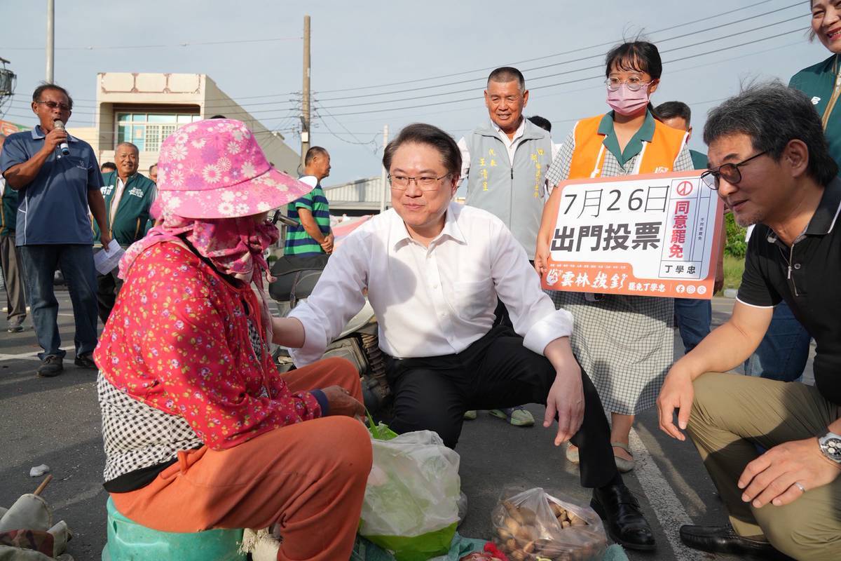 民進黨秘書長林右昌29日遠赴雲林口湖，參與罷免立委丁學忠（拔丁行動）活動，至下崙黃昏市場掃街。   圖：民進黨提供
