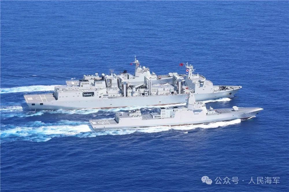  解放軍海軍航空母艦編隊在西太平洋海域進行訓練，圖為編隊屬艦進行航行補給。 圖：翻攝「微博」@人民海軍 