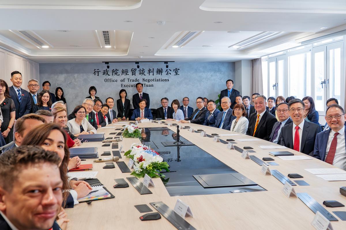 台英今（30 日）在台北正式簽署提升貿易夥伴關係（Enhanced Trade Partnership, ETP）三項領域協議，包括：《台英ETP數位貿易協議》、《台英ETP能源與淨零排放協議》和《台英ETP投資協議》。   圖：行政院經貿談判辦公室提供