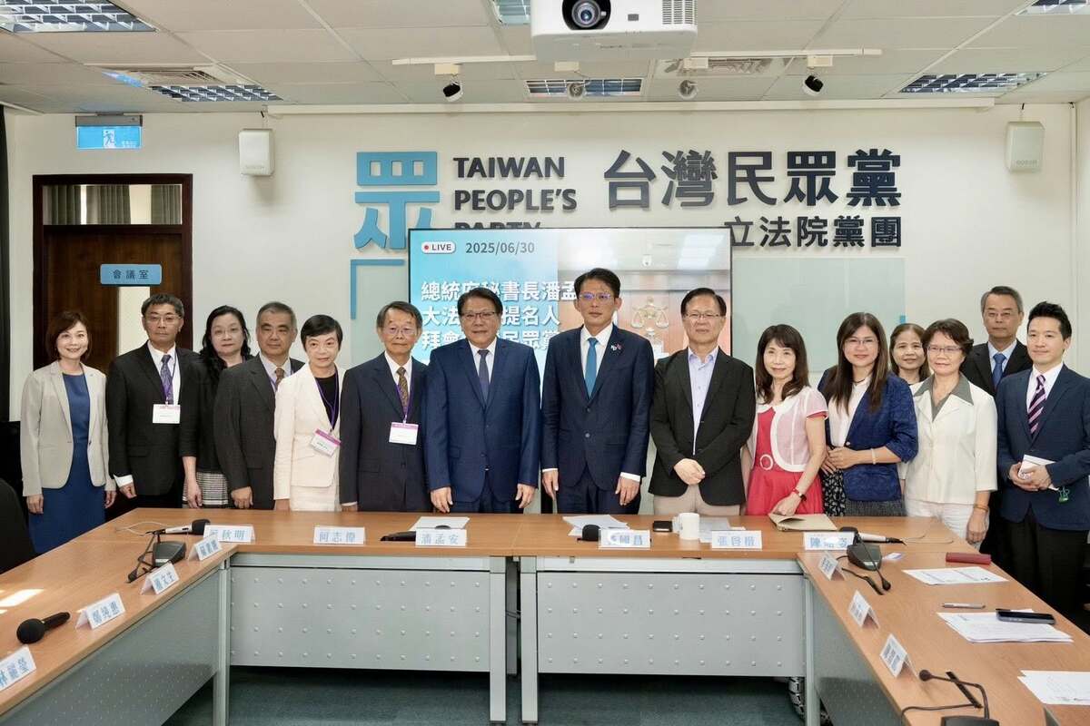 總統府秘書長潘孟安與副秘書長何志偉30日陪同司法院正副院長被提名人及五位大法官被提名人，前往立法院拜會民眾黨團。   圖：翻攝「臉書」何志偉粉絲專頁