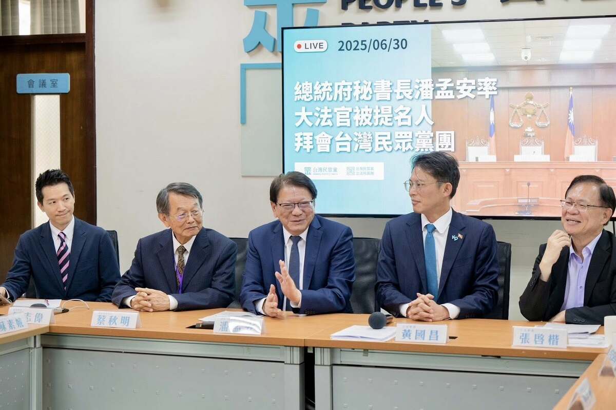 總統府秘書長潘孟安與副秘書長何志偉30日陪同司法院正副院長被提名人及五位大法官被提名人，前往立法院拜會民眾黨團。   圖：翻攝「臉書」何志偉粉絲專頁
