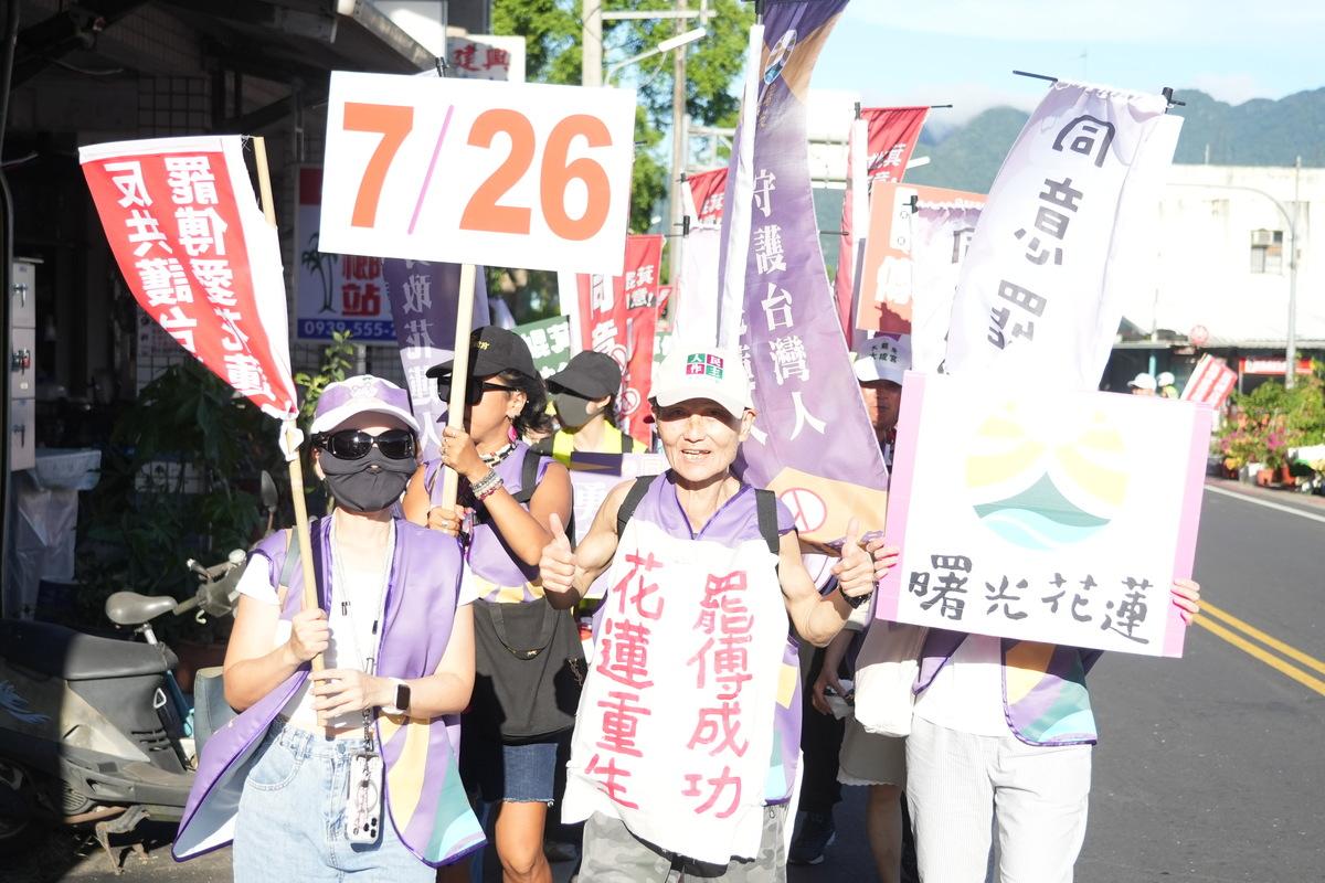  葉霸說，要讓親中舔共、背離民意的立委傅崐萁下台。 圖：瑞穗銀髮千歲團／提供